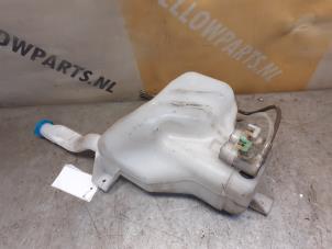 Gebruikte Ruitensproeiertank voor Suzuki SX4 (EY/GY) 1.6 16V VVT Comfort,Exclusive Autom. Prijs € 29,99 Margeregeling aangeboden door Yellow Parts