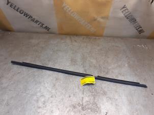 Gebruikte Raamlikker Suzuki Grand Vitara II (JT) 2.0 16V Prijs € 34,99 Margeregeling aangeboden door Yellow Parts