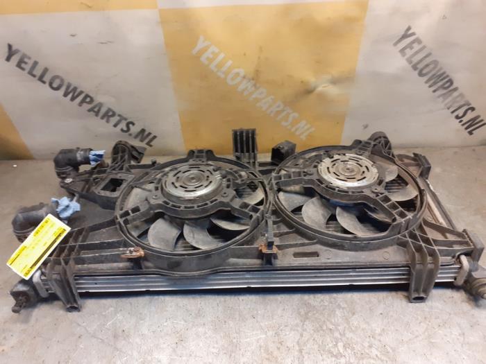 Gebruikte Radiateur Fiat Doblo Cargo (223) 1.3 D 16V Multijet DPF Prijs € 39,00 Margeregeling aangeboden door Yellow Parts