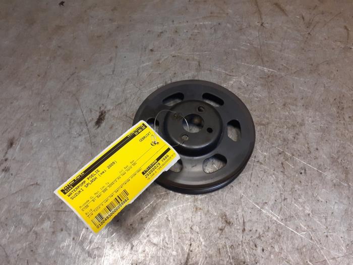 Gebruikte Waterpomp poelie Suzuki Splash 1.0 12V Prijs € 14,99 Margeregeling aangeboden door Yellow Parts