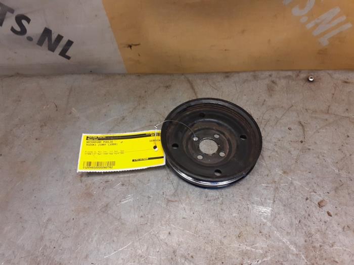 Gebruikte Waterpomp poelie Suzuki Jimny Hardtop 1.3i 16V 4x4 Prijs € 24,99 Margeregeling aangeboden door Yellow Parts
