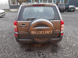Gebruikte Achterklep Suzuki Grand Vitara II (JT) 2.0 16V Prijs € 299,00 Margeregeling aangeboden door Yellow Parts
