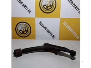 Gebruikte Triangel links-voor Suzuki Baleno (GA/GB) 1.6 16V Prijs € 25,00 Margeregeling aangeboden door Yellow Parts
