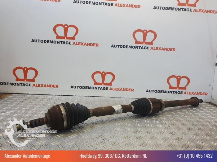 Gebruikte Steekas rechts-voor Renault Clio IV (5R) 1.2 TCE 16V GT EDC Prijs € 60,00 Margeregeling aangeboden door Alexander Autodemontage