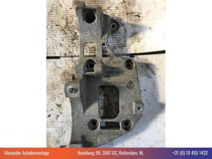 Gebruikte Dynamosteun boven Volkswagen Golf V (1K1) 1.6 Prijs € 50,00 Margeregeling aangeboden door Alexander Autodemontage