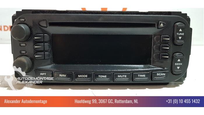 Radio CD Speler van een Chrysler Voyager/Grand Voyager (RG) 2.8 CRD 16V Autom. 2006