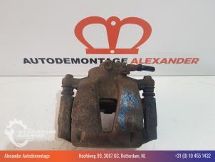 Gebruikte Remklauw (Tang) links-voor Opel Corsa D 1.2 16V Prijs € 25,00 Margeregeling aangeboden door Alexander Autodemontage