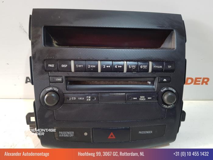 Radiobedienings paneel van een Mitsubishi Outlander (CW) 2.2 DI-D 16V Clear Tec 4x4 2011