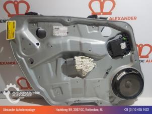 Gebruikte Ruitmechaniek 4Deurs links-voor Mercedes ML II (164/4JG) 3.0 ML-320 CDI 4-Matic V6 24V Prijs op aanvraag aangeboden door Alexander Autodemontage