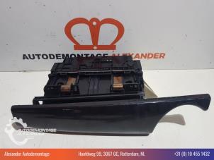 Gebruikte Handschoenenkastje Mini Mini (R56) 1.6 16V Cooper Prijs op aanvraag aangeboden door Alexander Autodemontage