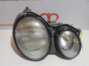 Gebruikte Rechter Koplamp Mercedes CLK (C208) 2.0 200 16V Prijs € 75,00 Margeregeling aangeboden door Alexander Autodemontage