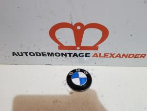 Gebruikte Embleem BMW 3 serie (E46/4) 316i 16V Prijs € 15,00 Margeregeling aangeboden door Alexander Autodemontage