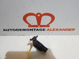Gebruikte Ruitensproeierpomp voor Volkswagen Golf VII (AUA) 1.6 TDI BlueMotion 16V Prijs € 5,00 Margeregeling aangeboden door Alexander Autodemontage