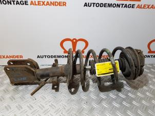 Gebruikte Schokdemper rechts-voor Renault Espace (JK) 2.2 dCi 16V Prijs € 60,00 Margeregeling aangeboden door Alexander Autodemontage