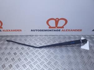 Gebruikte Ruitenwisserarm voor Nissan Pixo (D31S) 1.0 12V Prijs € 15,00 Margeregeling aangeboden door Alexander Autodemontage