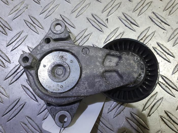 Spanrol Multiriem van een Toyota Yaris II (P9) 1.33 16V Dual VVT-I 2009