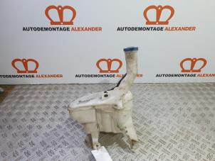 Gebruikte Ruitensproeierpomp voor Toyota Yaris II (P9) 1.0 12V VVT-i Prijs op aanvraag aangeboden door Alexander Autodemontage