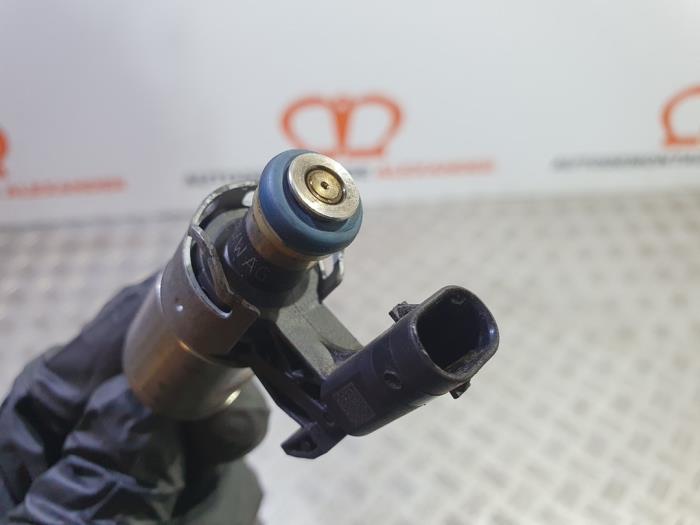 Injector (benzine injectie) van een Volkswagen Golf VII (AUA) 1.2 TSI 16V 2016