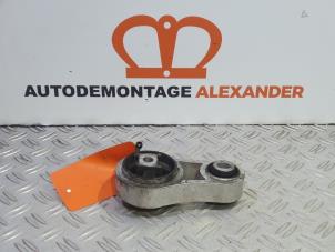 Gebruikte Motorsteun Renault Trafic New (FL) 2.5 dCi 16V 115 FAP Prijs € 40,00 Margeregeling aangeboden door Alexander Autodemontage