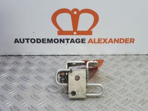 Gebruikte Scharnier deur links-achter Volkswagen Golf VI (5K1) 1.2 TSI BlueMotion Prijs op aanvraag aangeboden door Alexander Autodemontage