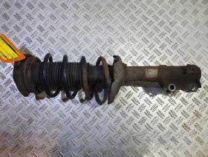 Gebruikte Schokdemper rechts-voor Volkswagen Polo III (6N2) 1.9 SDI Prijs op aanvraag aangeboden door Alexander Autodemontage