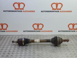 Gebruikte Aandrijfas links-voor Peugeot 308 SW (4E/H) 1.6 HDi 16V FAP Prijs € 50,00 Margeregeling aangeboden door Alexander Autodemontage