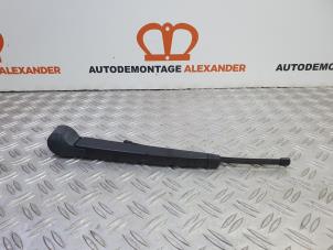 Gebruikte Ruitenwisserarm achter Volkswagen Up! (121) 1.0 12V 75 Prijs € 30,00 Margeregeling aangeboden door Alexander Autodemontage