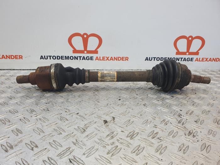 Gebruikte Aandrijfas links-voor Citroen C4 Berline (LC) 1.4 16V Prijs € 20,00 Margeregeling aangeboden door Alexander Autodemontage