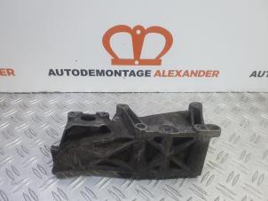 Gebruikte Motorsteun Renault Trafic New (FL) 2.5 dCi 16V 115 FAP Prijs € 70,00 Margeregeling aangeboden door Alexander Autodemontage