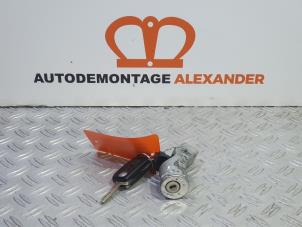 Gebruikte Kontaktslot + Sleutel Peugeot Partner Tepee (7A/B/C/D/E/F/G/J/P/S) 1.6 HDI 75 Prijs € 100,00 Margeregeling aangeboden door Alexander Autodemontage