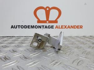Gebruikte Scharnier deur links-voor Volkswagen Golf VI (5K1) 1.4 TSI 122 16V Prijs € 50,00 Margeregeling aangeboden door Alexander Autodemontage