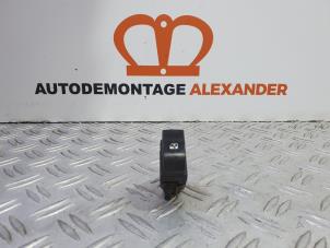 Gebruikte Elektrisch Raam Schakelaar Opel Vivaro 1.9 DI Prijs op aanvraag aangeboden door Alexander Autodemontage