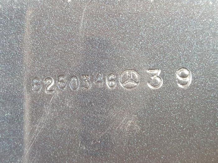Slotplaat voor van een Mercedes-Benz ML I (163) 320 3.2 V6 18V Autom. 2000