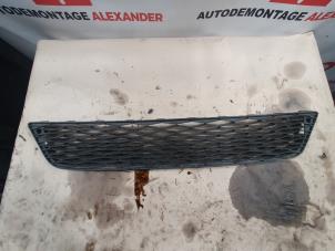 Gebruikte Grille Seat Leon (5FB) 1.2 TSI 16V Prijs € 40,00 Margeregeling aangeboden door Alexander Autodemontage