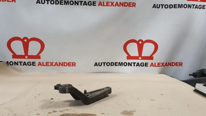 Gebruikte Versnellingsbak Steun Opel Adam 1.4 16V Prijs op aanvraag aangeboden door Alexander Autodemontage
