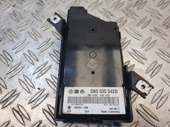 Regelunit Multi Media van een Volkswagen Golf V (1K1) 1.9 TDI 2005