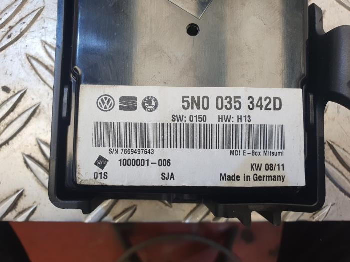 Regelunit Multi Media van een Volkswagen Golf V (1K1) 1.9 TDI 2005