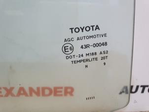 Gebruikte Portierruit 4Deurs links-achter Toyota Yaris II (P9) 1.3 16V VVT-i Prijs op aanvraag aangeboden door Alexander Autodemontage