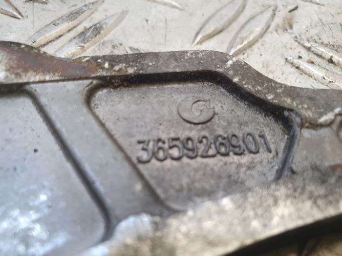 Tussenplaat motor van een Opel Corsa D 1.3 CDTi 16V ecoFLEX 2010