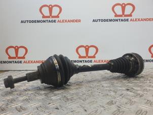 Gebruikte Aandrijfas links-voor Volkswagen Caddy III (2KA,2KH,2CA,2CH) 2.0 TDI 16V 4Motion Prijs € 80,00 Margeregeling aangeboden door Alexander Autodemontage