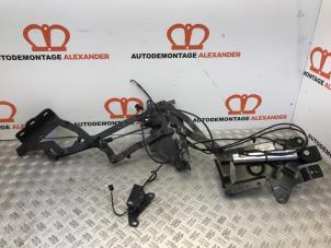 Gebruikte Scharnier cabriodak Opel Astra H Twin Top (L67) 1.6 16V Prijs op aanvraag aangeboden door Alexander Autodemontage