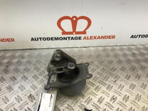 Gebruikte Versnellingsbak Steun Opel Astra H Twin Top (L67) 1.6 16V Prijs op aanvraag aangeboden door Alexander Autodemontage