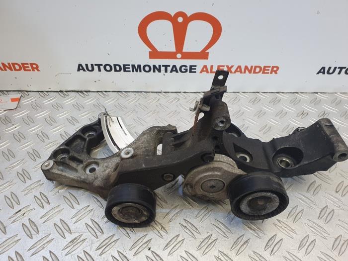 Gebruikte Dynamosteun onder Opel Astra J Sports Tourer (PD8/PE8/PF8) 1.7 CDTi 16V Prijs op aanvraag aangeboden door Alexander Autodemontage