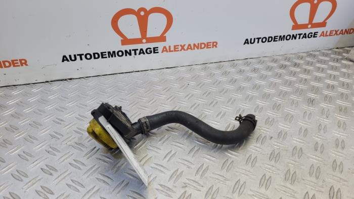 Gebruikte Olie vulpijp Renault Trafic New (FL) 2.5 dCi 16V 115 FAP Prijs op aanvraag aangeboden door Alexander Autodemontage