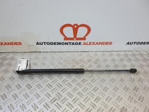 Gebruikte Kofferdekseldemper links-achter Ford Fiesta 6 (JA8) 1.6 TDCi 16V 95 Prijs op aanvraag aangeboden door Alexander Autodemontage