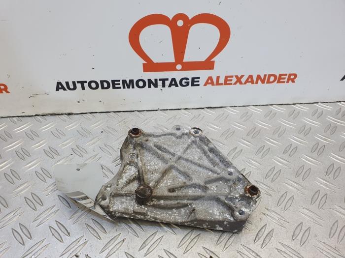 Gebruikte Dynamosteun boven Opel Corsa D 1.3 CDTi 16V ecoFLEX Prijs op aanvraag aangeboden door Alexander Autodemontage
