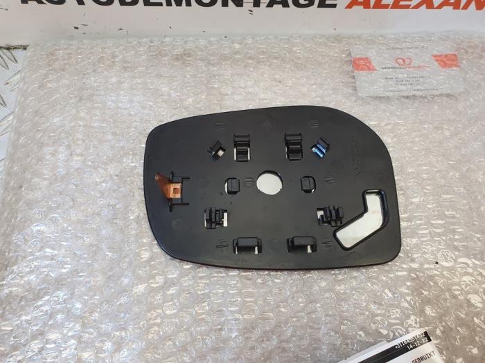 Spiegelglas links van een Toyota Yaris II (P9) 1.3 16V VVT-i 2007