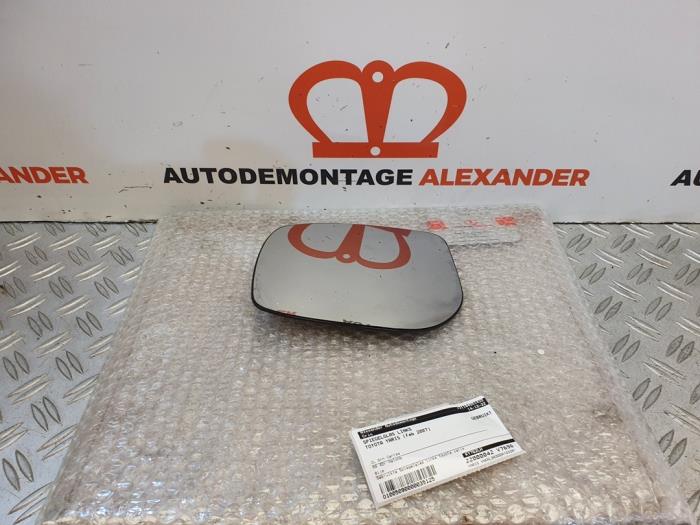 Spiegelglas links van een Toyota Yaris II (P9) 1.3 16V VVT-i 2007