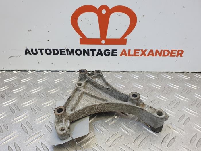 Gebruikte Dynamosteun boven Opel Corsa D 1.3 CDTi 16V ecoFLEX Prijs op aanvraag aangeboden door Alexander Autodemontage
