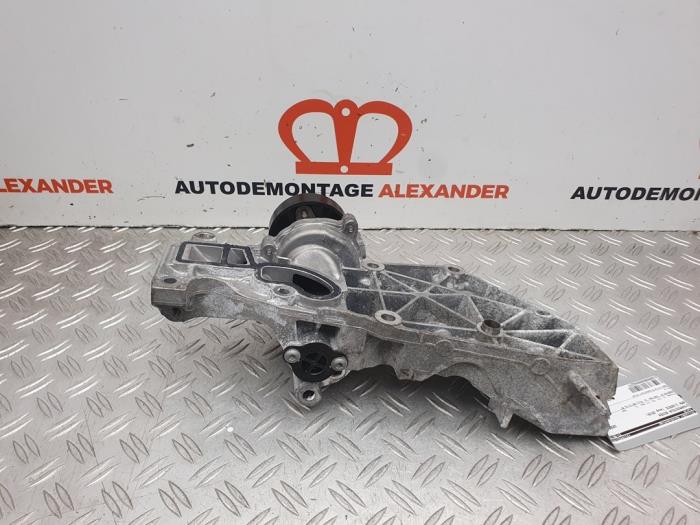 Gebruikte Dynamosteun boven BMW 3 serie Touring (F31) 318i 1.5 TwinPower Turbo 12V Prijs op aanvraag aangeboden door Alexander Autodemontage